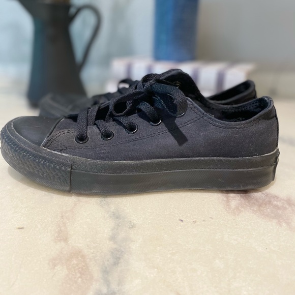 Black converse - Picture 2 of 5